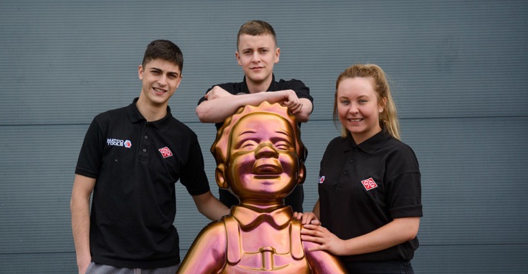 Apprentices next to chrome Oor Willie statue